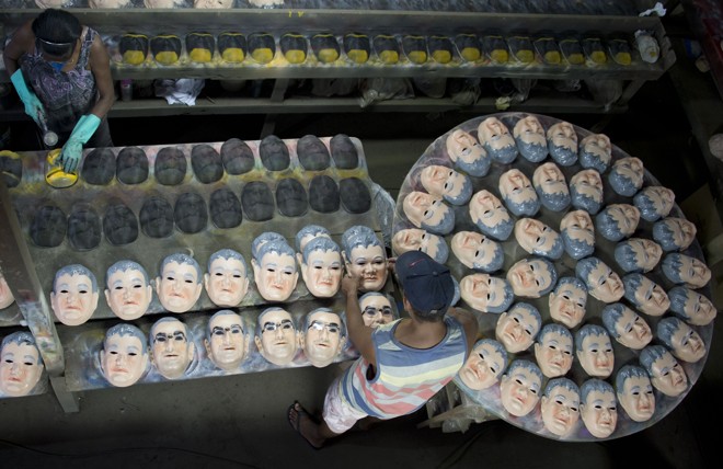 Aposta é que a máscara de Eduardo Cunha ganhará os foliões. | VANDERLEI ALMEIDA/AFP