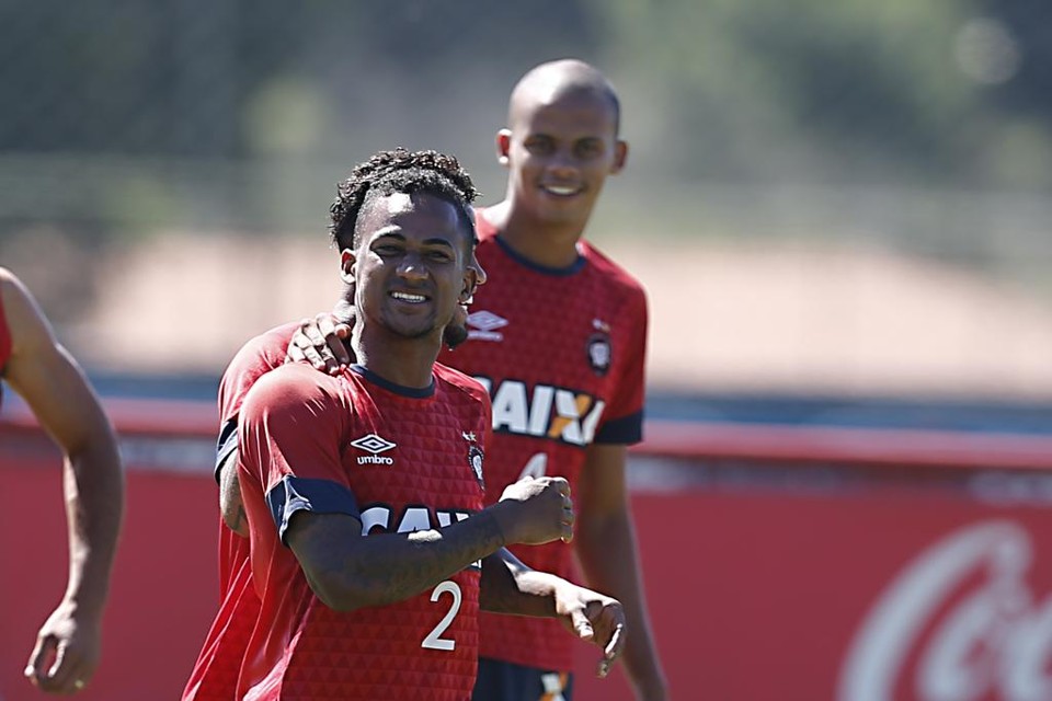 Para ser campeão, Atlético não pode repetir oscilação de 2015, cobra Eduardo Lateral Eduardo afirma que a instabilidade prejudicou a campanha do Furacão em 2015. | Albari Rosa/Gazeta do Povo