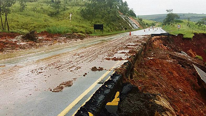 PR-092, em Wenceslau Braz, está com interdição total por causa de deslizamento da cabeceira de viaduto férreo | DER/Divulgação