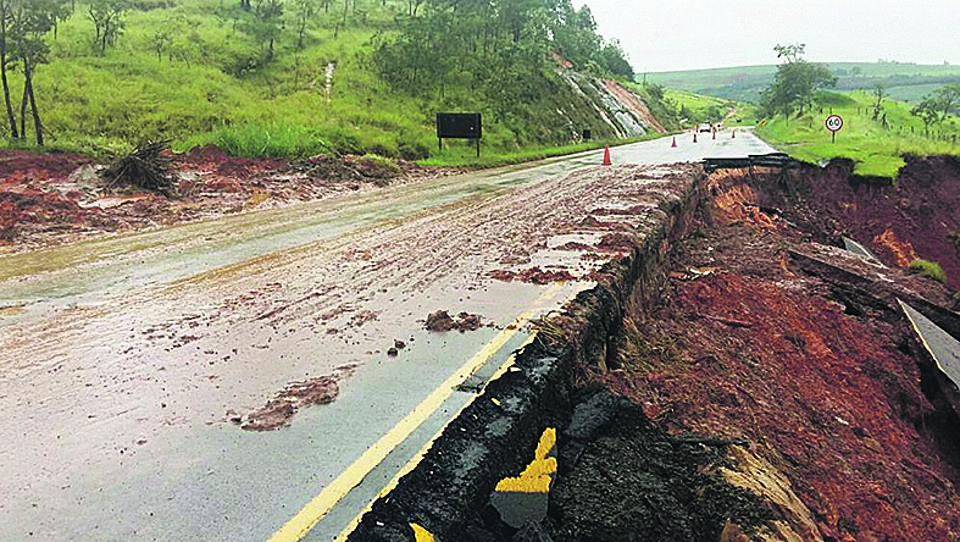 PR-092, em  Wenceslau Braz, está com interdição total por causa de deslizamento da cabeceira de viaduto férreo | DER/Divulgação