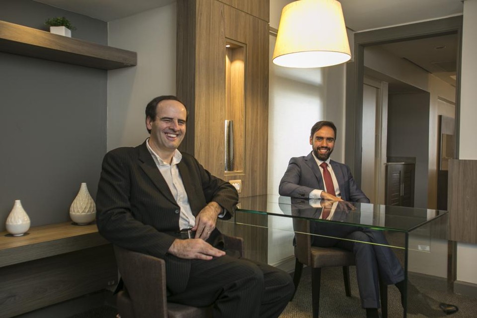 Silvio Rossi, gerente geral do Ramada Plaza Rayon Curitiba, e Bruno Guimarães, diretor de Marketing e Vendas da Vert Hotéis | Marcelo Andrade/Gazeta do Povo