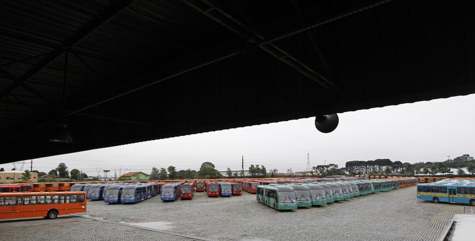 Garagens são parte do investimento das empresas no sistema. Se a prefeitura assumisse a operação teria que comprar a estrutura ou fazer com que os vencedores de uma nova licitação fossem obrigados a adquirir os bens . | Antônio More/Gazeta do Povo