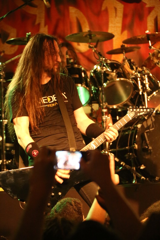 Guitarrista Altus Lee exibindo seu virtuosismo. | Clóvis Roman/Divulgação