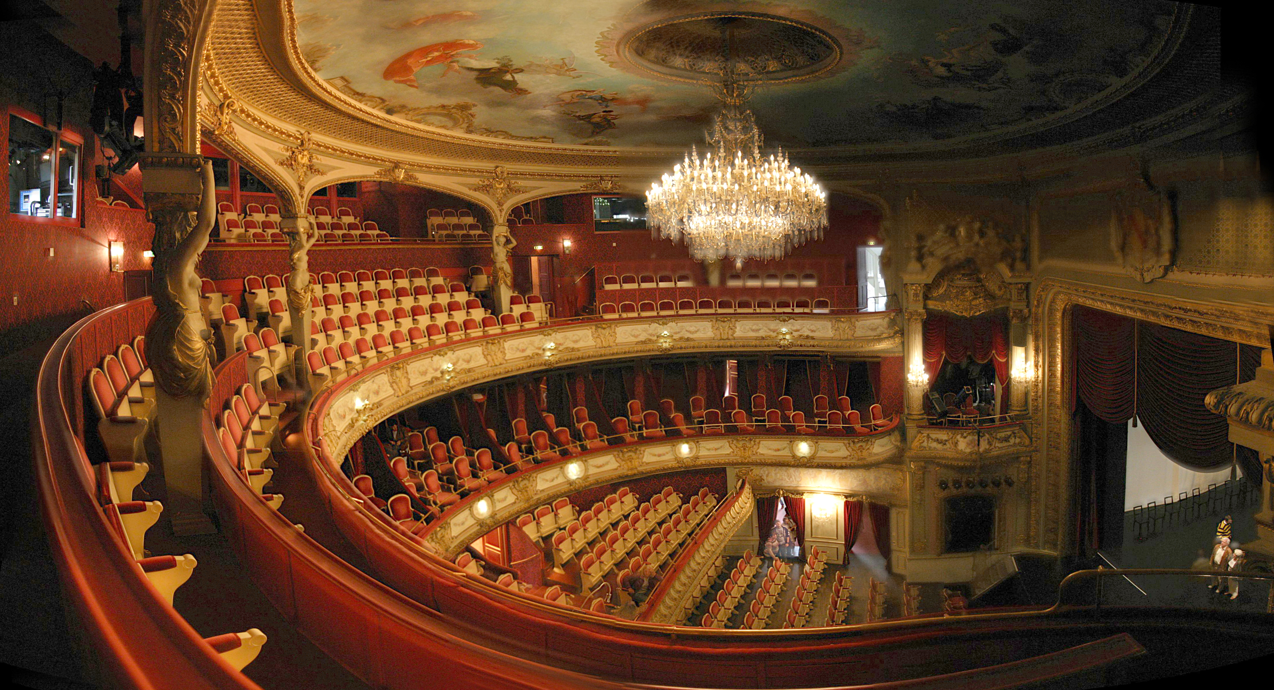 Interior do Teatro municipal de Baden-Baden, na Alemanha. | Gerd Eichmann/Wikimedia Commons