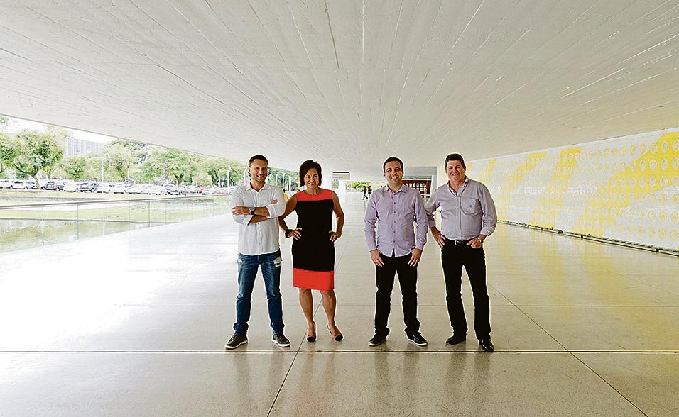 A nova diretoria do Núcleo Paranaense de Decoração se reúne no belo cenário do MON, que vai sediar a terceira edição do seminário da entidade, neste ano. O presidente, Fábio Pacheco, a diretora administrativa, Eliane Viana, o vice, Igor Kaufeld, e o diretor financeiro, Wilson Elias, (da esq. para a dir.), estão com todo o gás para 2016. | Marcelo Stammer