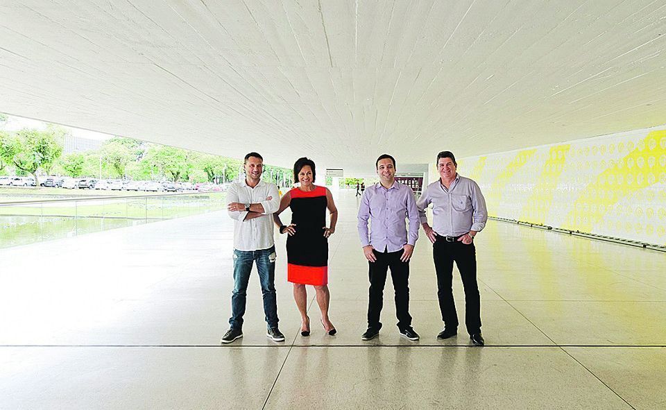 A nova diretoria do Núcleo Paranaense de Decoração se reúne no belo cenário do MON, que vai sediar a terceira edição do seminário da entidade, neste ano. O presidente, Fábio Pacheco, a diretora administrativa, Eliane Viana, o vice, Igor Kaufeld, e o diretor financeiro, Wilson Elias, (da esq. para a dir.), estão com todo o gás para 2016. | Marcelo Stammer