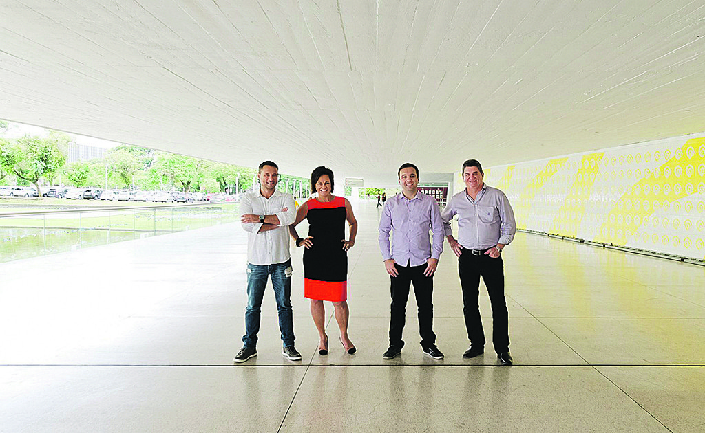 A nova diretoria do Núcleo Paranaense de Decoração se reúne no belo cenário do MON, que vai sediar a terceira edição do seminário da entidade, neste ano. O presidente, Fábio Pacheco, a diretora administrativa, Eliane Viana, o vice, Igor Kaufeld, e o diretor financeiro, Wilson Elias, (da esq. para a dir.), estão com todo o gás para 2016.