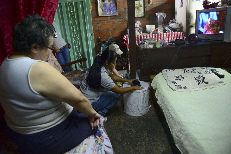 Agentes de saúde visitam casas na Colômbia para tentar conter o zika. | Raul Arboleda/AFP