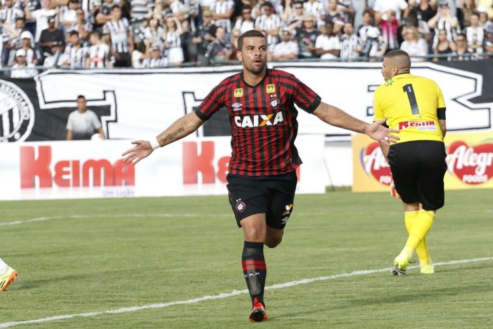 André Lima comemora o primeiro gol dele na vitória do Atlético sobre o Operário. | Josué Teixeira/Gazeta do Pofo