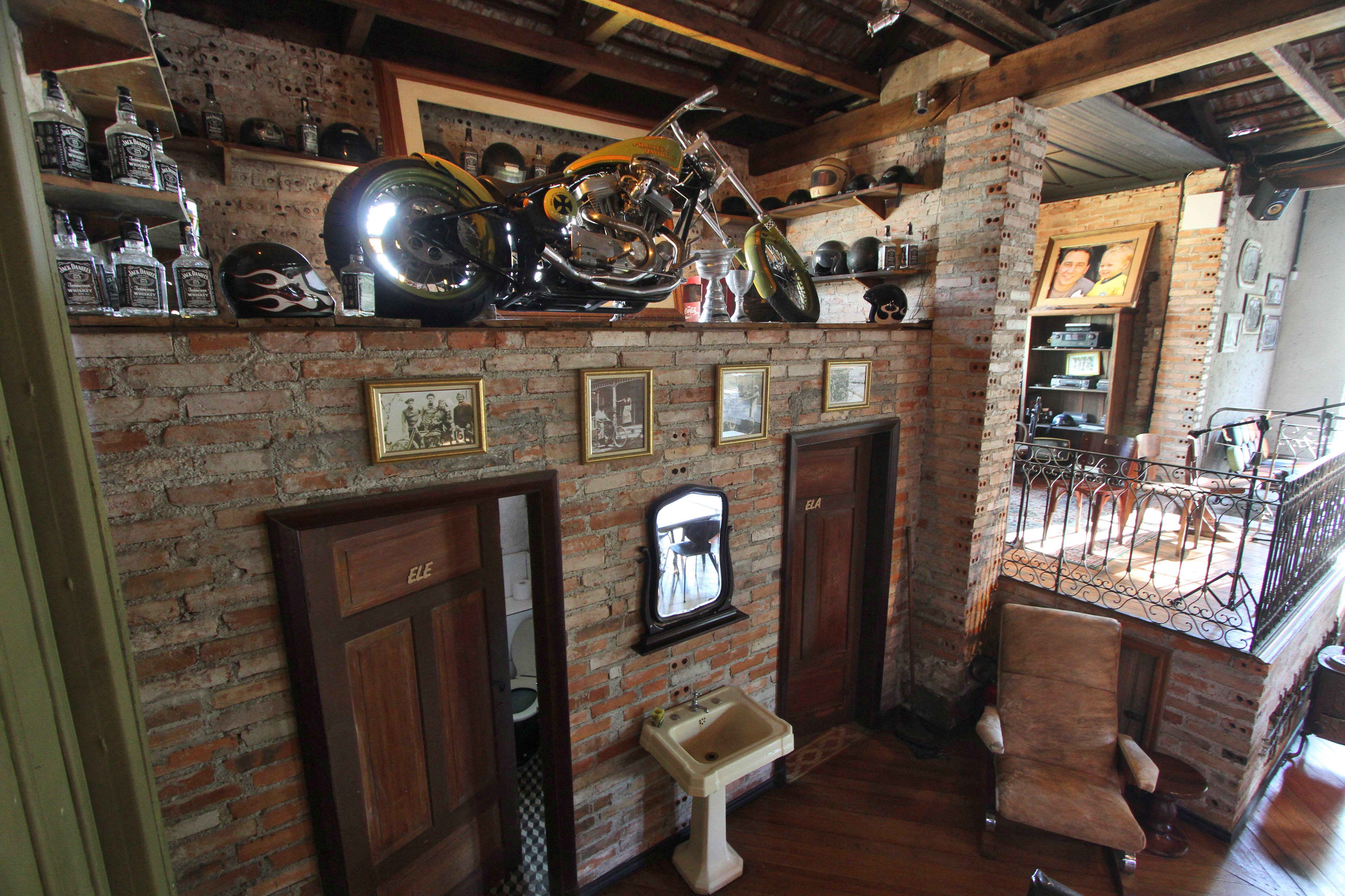 Uma Harley Sportster no mezanino revela o estilo que predomina no Dobrucki Pub. | Daniel Castellano/ Gazeta do Povo