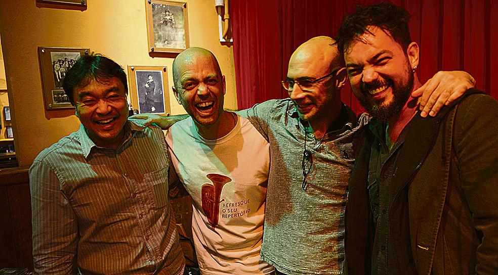 Encontro de grandes: a apresentação do trio Mano a Mano no Circuito Off da Oficina de Música de Curitiba, no Jokers, reuniu os atuais diretores artísticos da fase popular do evento, João Egashira e Vadeco Schettini (nas pontas) e os diretores das 14 edições anteriores, Glauco Sölter e Sérgio Albach (ao centro). | Gilson Camargo
