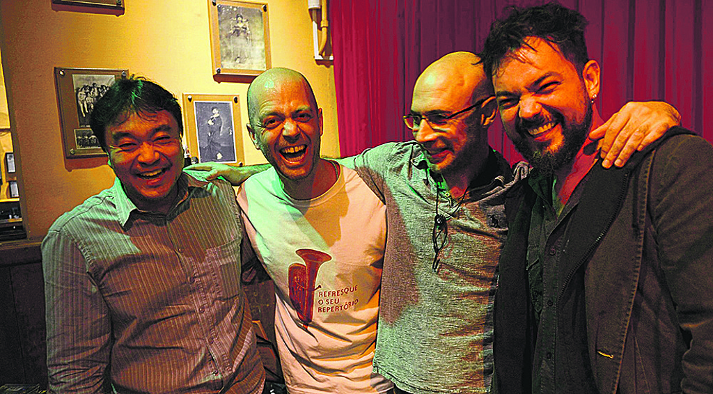 Encontro de grandes: a apresentação do trio Mano a Mano no Circuito Off da Oficina de Música de Curitiba, no Jokers, reuniu os atuais diretores artísticos da fase popular do evento, João Egashira e Vadeco Schettini (nas pontas) e os diretores das 14 edições anteriores, Glauco Sölter e Sérgio Albach (ao centro).