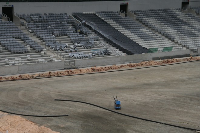 Com a mudança de local do setor visitante, o Atlético tem trabalhado na colocação das cadeiras no local. | Gerson Kllaina /Tribuna do Paraná