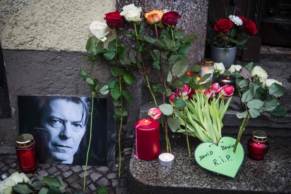 Homenagens deixadas em frente a casa do músico em Berlim | ODD ANDERSEN/AFP
