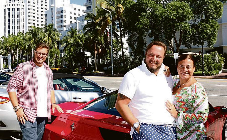 O empresário Fabrício Macedo (ao centro), presidente do Lide-PR, curte férias no badalado hotel Delano, em Miami, com a mulher, Debora, e o filho Fabricinho. | Jader da Rocha