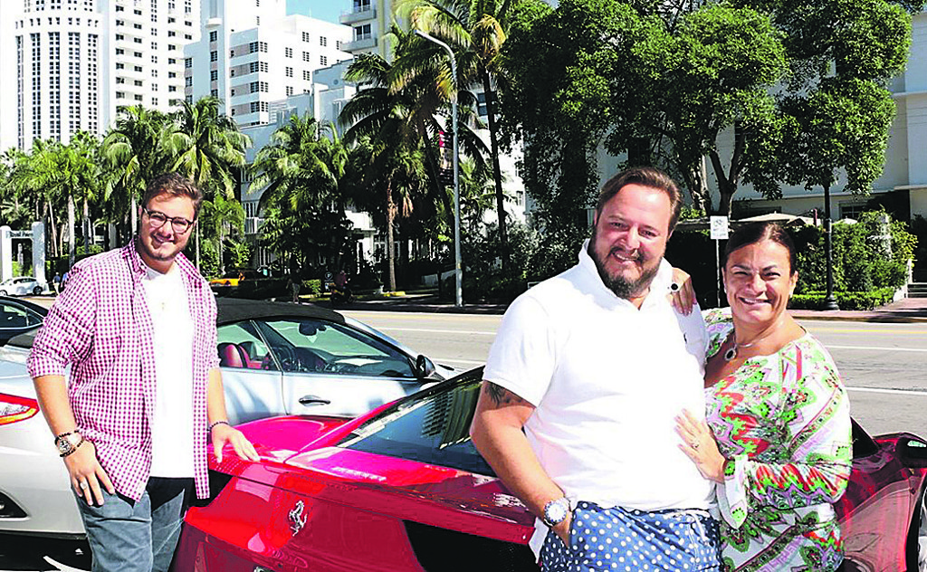 O empresário Fabrício Macedo (ao centro), presidente do Lide-PR, curte férias no badalado hotel Delano, em Miami, com a mulher, Debora, e o filho Fabricinho.