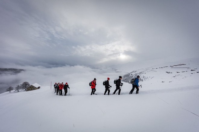 Caminhada a até 3.700 metros nos Alpes Suíços para, literalmente, aquecer os jogadores. Atletas do Mainz trocaram as chuteiras pelas botas de neve. | Pascal Gertschen Twitter Mainz 05