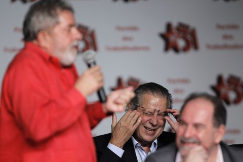 Lula defende Dirceu: pode ter cometido erros, mas foi de grande importância para o PT Lula com o ex-ministro José Dirceu (ao fundo): apoio incondicional do ex-presidente. | Agência Brasil