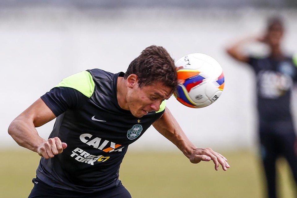 O atacante  afirmou que  algumas matérias erradas  na imprensa dizem que ele  já  está acertado com o Tricolor. | Brunno Covello/Gazeta do Povo