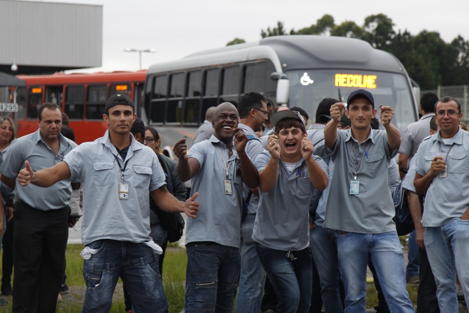 Motoristas e cobradores protestam contra o atraso de salários em frente à garagem da viação Redentor | Aniele Nascimento/Gazeta do Povo/Arquivo