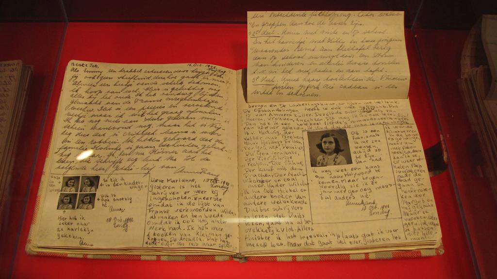 Diário de Anne Frank, exposto no museu de Berlim. | Heather Cowper/Wikimedia Commons