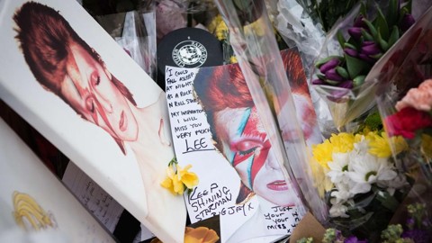 Detalhes da morte de David Bowie continuam sendo um mistério Homenagens a David Bowie em Brixton, no sul de Londres | Leon Neal/AFP