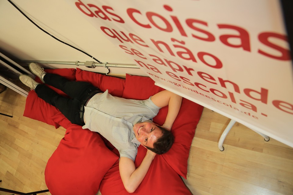 Ricardo Dória num dos intervalos de trabalho em A Grande Escola, onde faz plantão às terças e quintas: cursos rápidos sobre tudo o que a escola comum não ensina. | Ivonaldo Alexandre/Gazeta do Povo