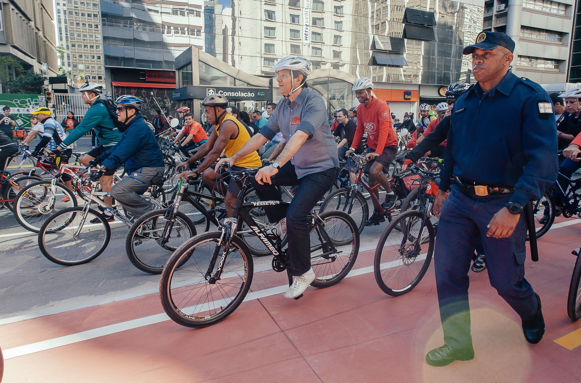 Prefeito de São Paulo Fernando Haddad passeia por uma ciclovia da cidade: eleições para as subprefeituras. | Leon Rodrigues/Divulgação