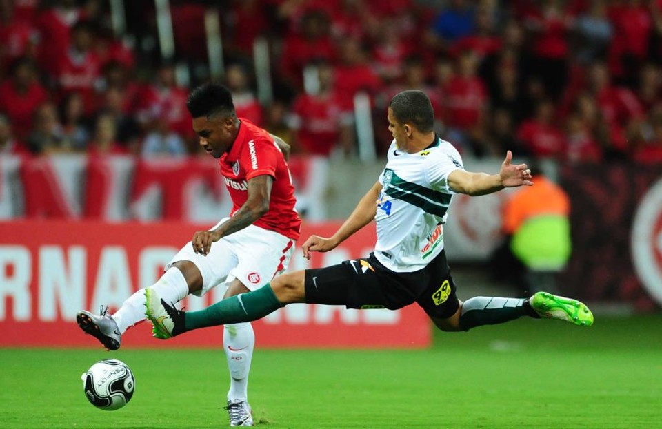 Walisson Maia tenta o carrinho para desarmar o atacante Vitinho, do Inter: empate coroou o empenho alviverde. | Ricardo Duarte/Internacional