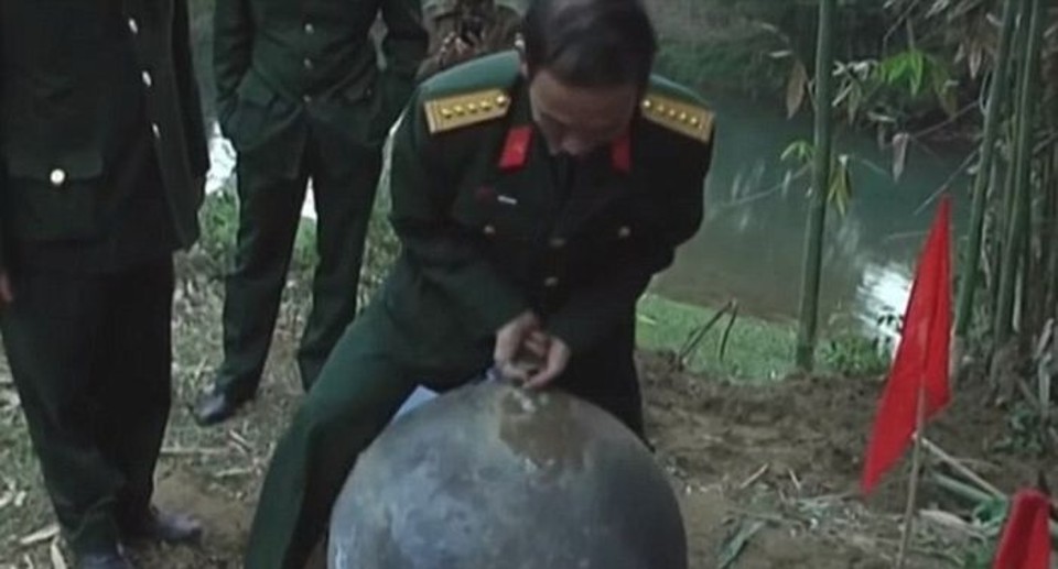 Oficial da Defesa vietnamita tenta erguer uma das esferas, que pesa 45 quilos | Divulgação/Defesa Vietnã