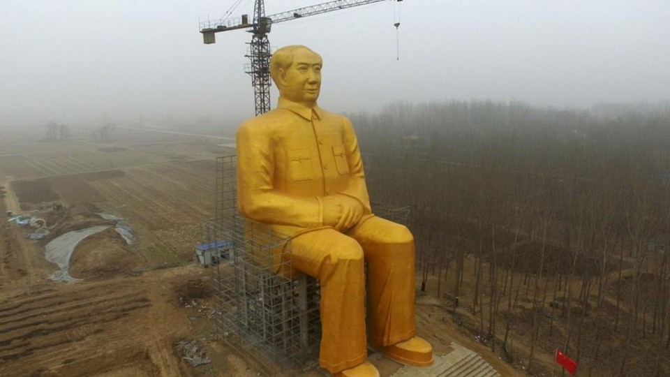Estátua dourada de 36 metros custou aos chineses o equivalente a R$ 1,834 milhão. | /AFP