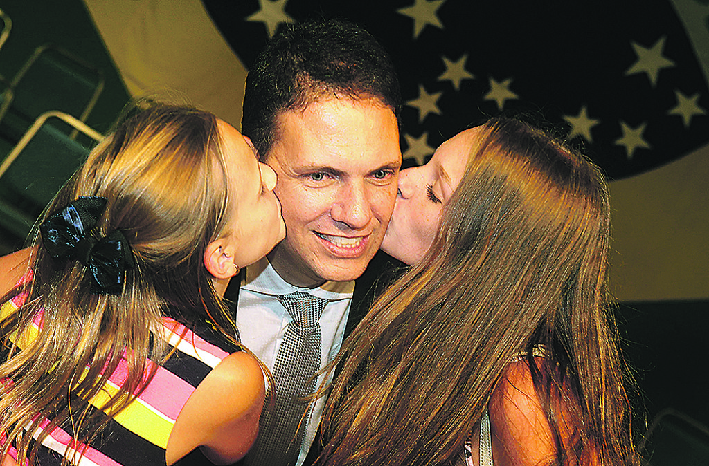 Na solenidade de posse, terça-feira, o novo presidente da OAB-PR, José Augusto Araújo de Noronha, é cumprimentado no palco pelas filhas Beatriz e Gabriela.