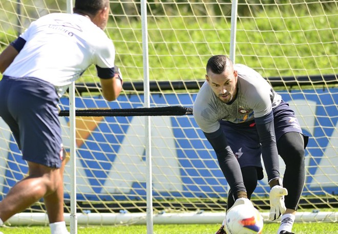 O goleiro Weverton deve estar em campo no sábado, quando o Atlético encara o Marcílio Dias no 1º jogo-treino do ano. | Gustavo Oliveira/Atlético
