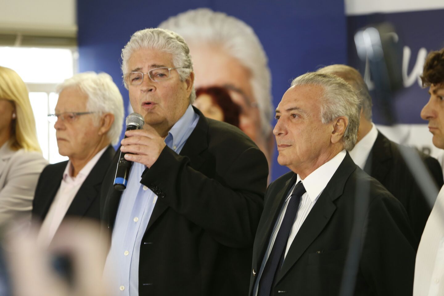 Vice-presidente Michel Temer (à dir.) com o senador Roberto Requião: campanha em Curitiba. | Henry Milleo/ Gazeta do Povo