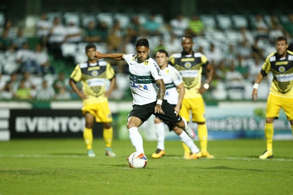 De volta ao Coxa, o meia Dudu, de 24 anos, que entrou no lugar de Leandro contra o Cascavel, espera se firmar entre os titulares. | Hugo Harada/Gazeta do Povo