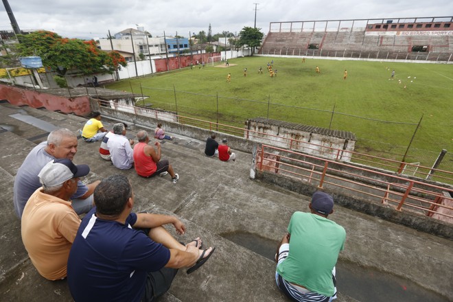 Bola rolando no gramado no treino observado por torcedores do Rio Branco. Com pés no chão e investimento em infraestrutura, a expectativa em Paranaguá é de dias melhores para o Leão. | Felipe Rosa/TRIBUNA DO PARANA