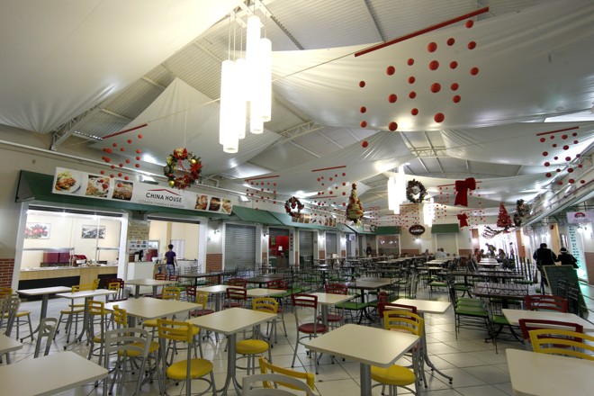 Praça de alimentação foi incluída em uma reforma recente. | Aniele Nascimento/Gazeta do Povo