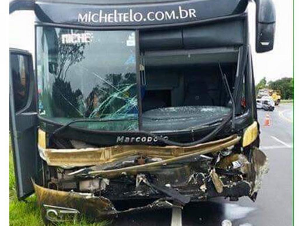 O ônibus de Teló doi atingido de frente por um Gol. | Divulgação/PRF