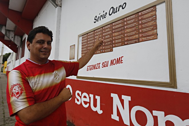 Ricardo Correa, de 37 anos, aponta para a placa com o nome dele na frente da Estradinha: “Ter o nome gravado no estádio é algo que ficará eternizado para um filho, um neto meu, ter conhecimento do nosso amor pelo Rio Branco”, opina o administrador de empresas. | Felipe Rosa/TRIBUNA DO PARANA