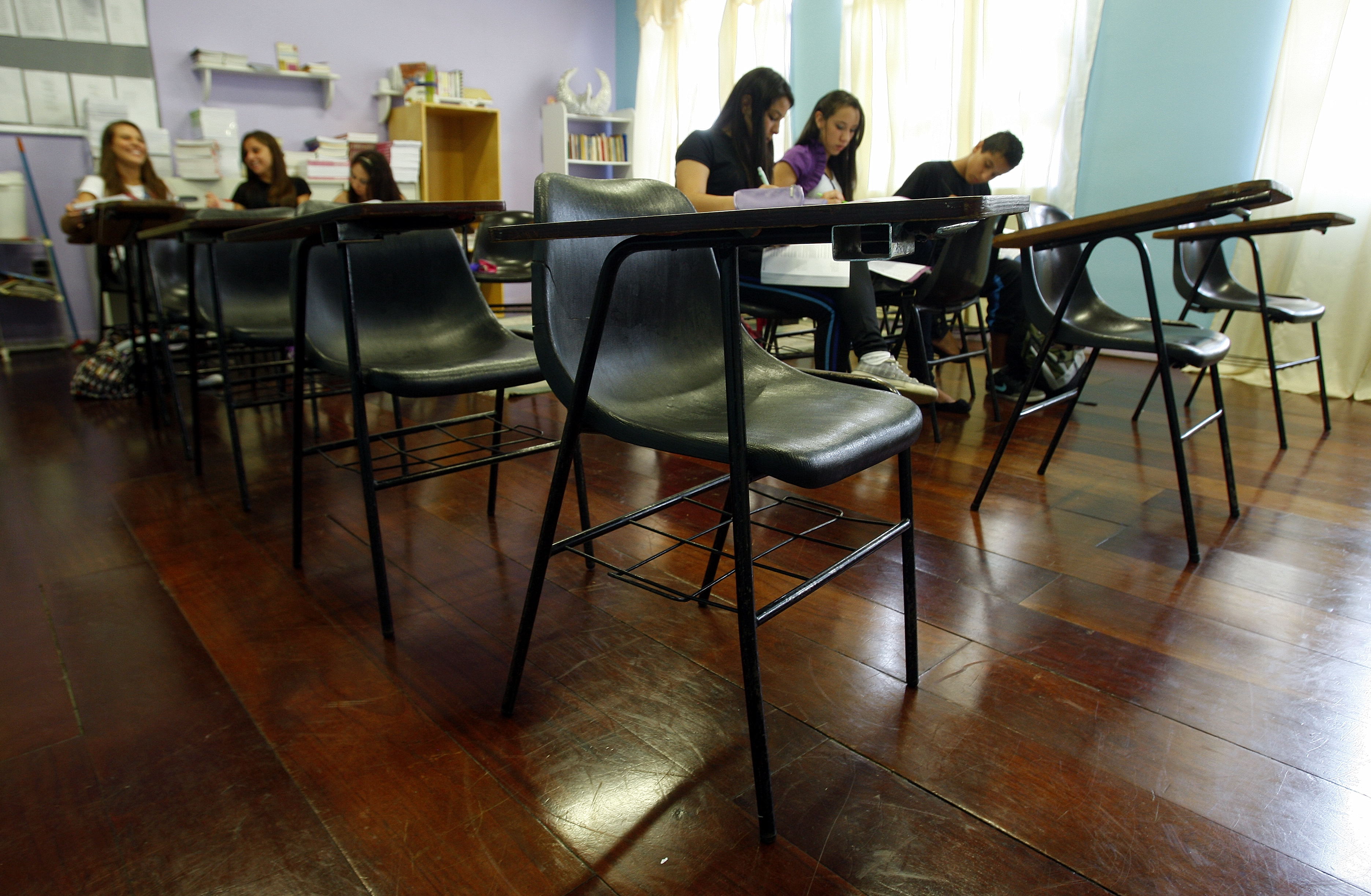 Colégio com carteiras vazias: evasão é alta entre adolescentes. | Hugoi Harada/Arquivo
/HGazeta do Povo