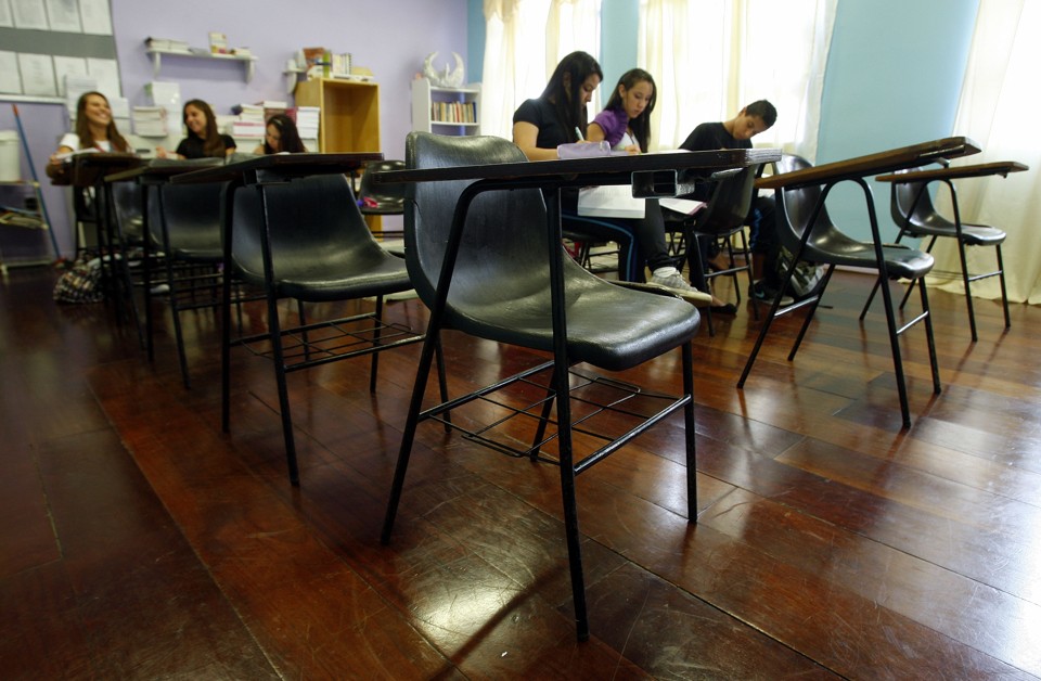 Colégio com carteiras vazias: evasão é alta entre adolescentes. | Hugoi Harada/Arquivo
/HGazeta do Povo