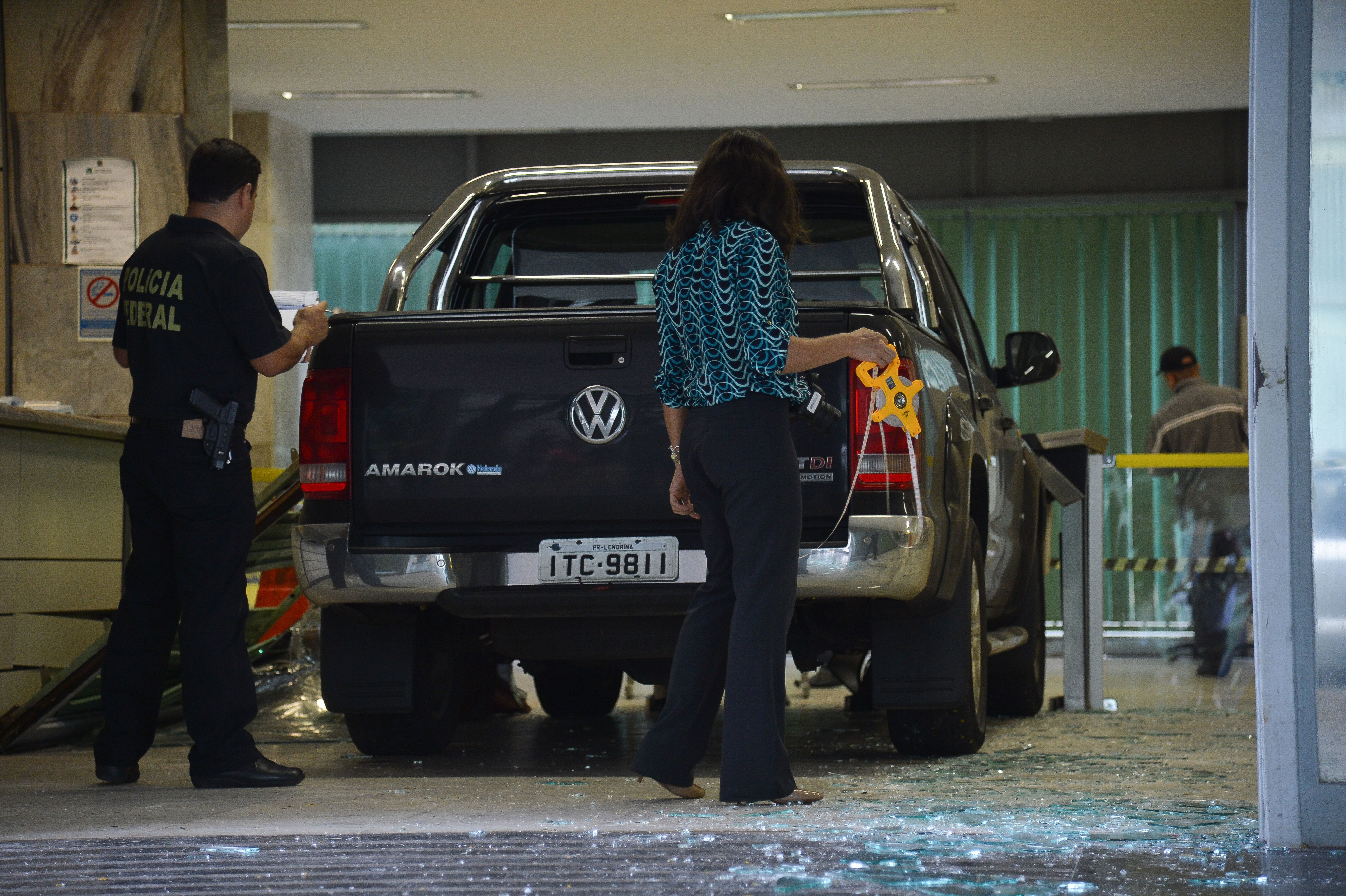 Caminhonete invadiu a entrada do Ministério da Fazenda nesta madrugada. | Jose Cruz/Agência Brasil