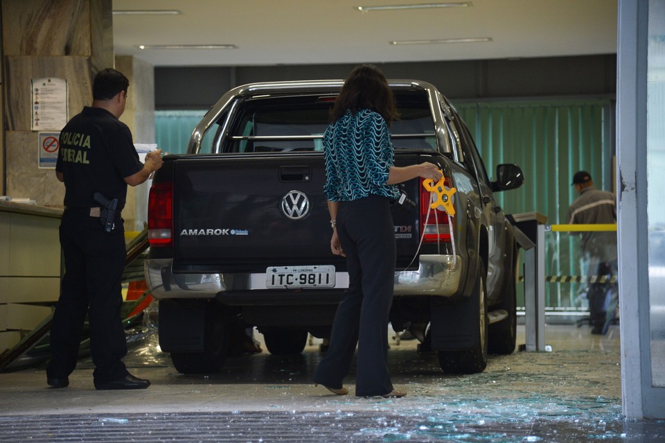 Caminhonete invadiu a entrada do Ministério da Fazenda nesta madrugada. | Jose Cruz/Agência Brasil