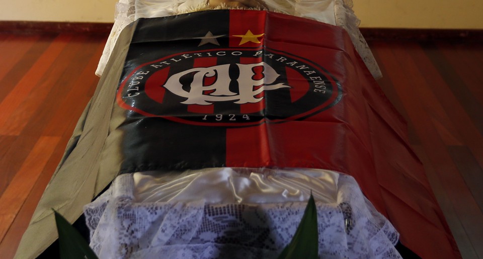 Bandeira do Atlético no  velório do garçom  Pedro dos Santos, o Periga: homenagem do clube a um de seus torcedores mais ilustres. | Henry Milleo/Gazeta