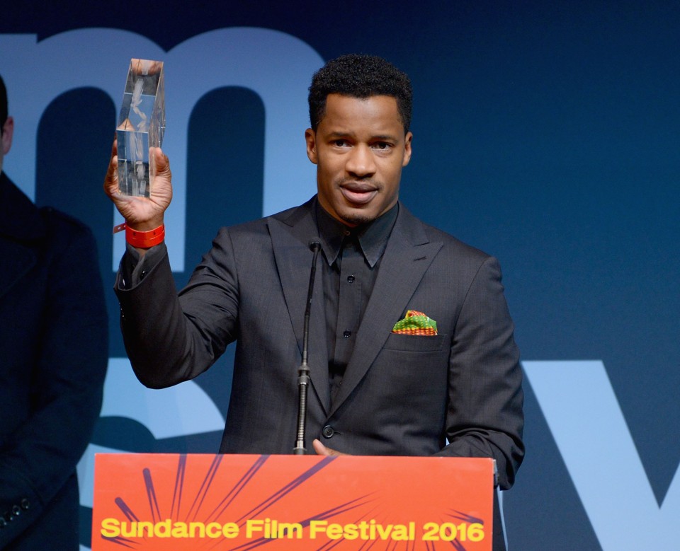 Diretor do filme, Nate Parker sobe ao placo para receber o prêmio. | Andrew Toth/AFP