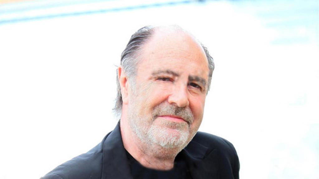 Detalhe da capa do livro “Vivre!”, em que o cantor Michel Delpech falou sobre sua luta contra o câncer. | Reprodução