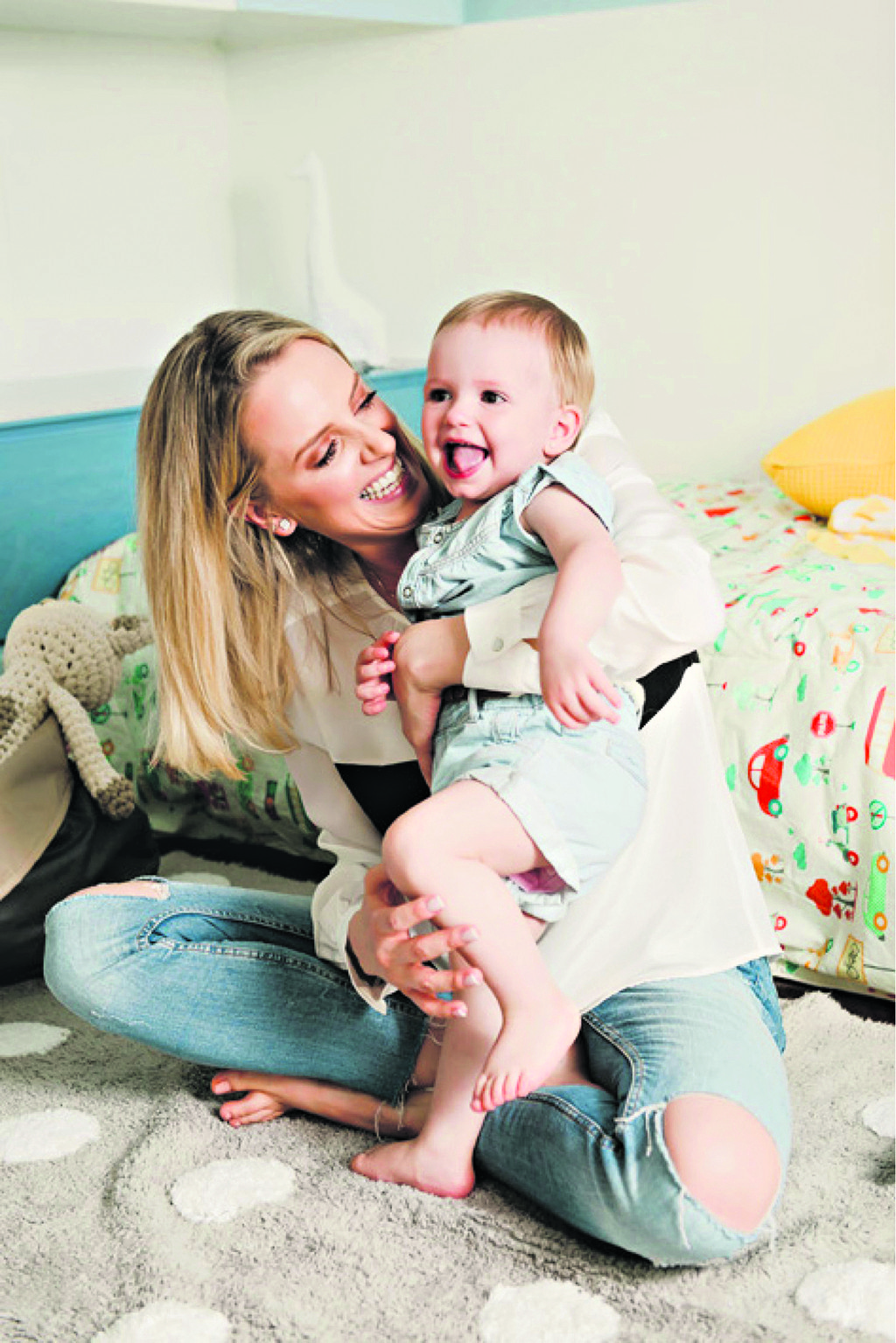 Vanessa Slaviero, mãe de Lucas e Vitória, em momento de pura alegria entre mãe e filha, em imagem do projeto Doudou et Mamans, criado pela empresária Maria Cláudia Slaviero Cassou Guerios. Ela convidou algumas mães de Curitiba para dividir seu lifestyle e intimidade quando estão com os filhos. As fotos, e um pouco da história das mamães, estão no site da Doudou, em parceria com a Pequena Joana Fotografia, o hairstylist Auro Ottoni e o beauty artist Thiago Straub.