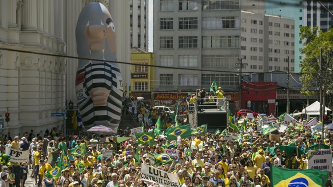 Protesto em Curitiba em dezembro: para a consultoria, 2016 será marcado por um aprofundamento da crise no Brasil | Marcelo Andrade/Gazeta do Povo