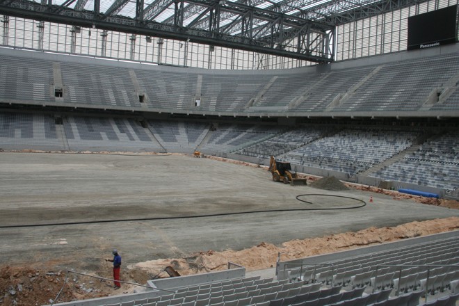 As obras continuam na Arena da Baixada restando um mês para o fim da instalação do novo gramado. | Gerson Kllaina /Tribuna do Paraná