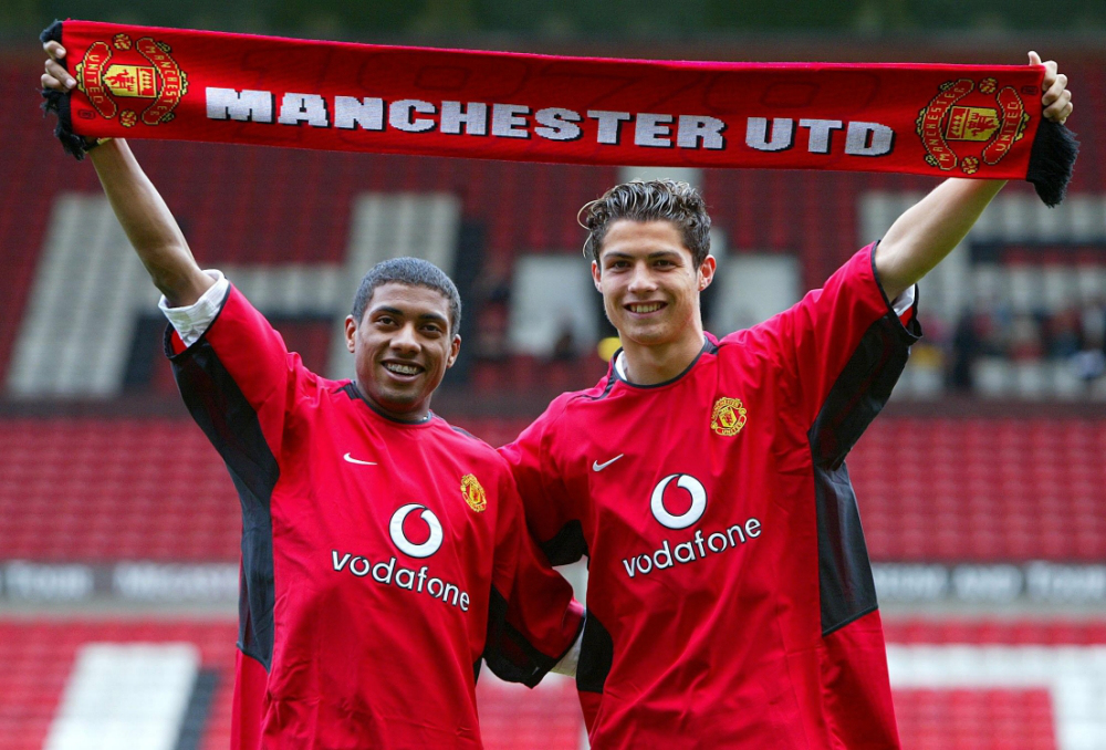 Em 2003, Kleberson chegou como estrela, mas quem vingou no Manchester United foi o garoto Cristiano Ronaldo. | /